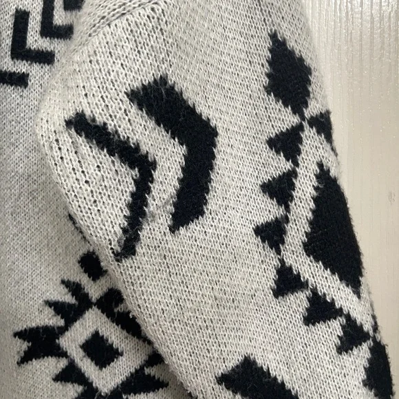 Savanna Jane Black And Grey Aztec Southwest Cardigan Size Medium - Picture 9 of 11